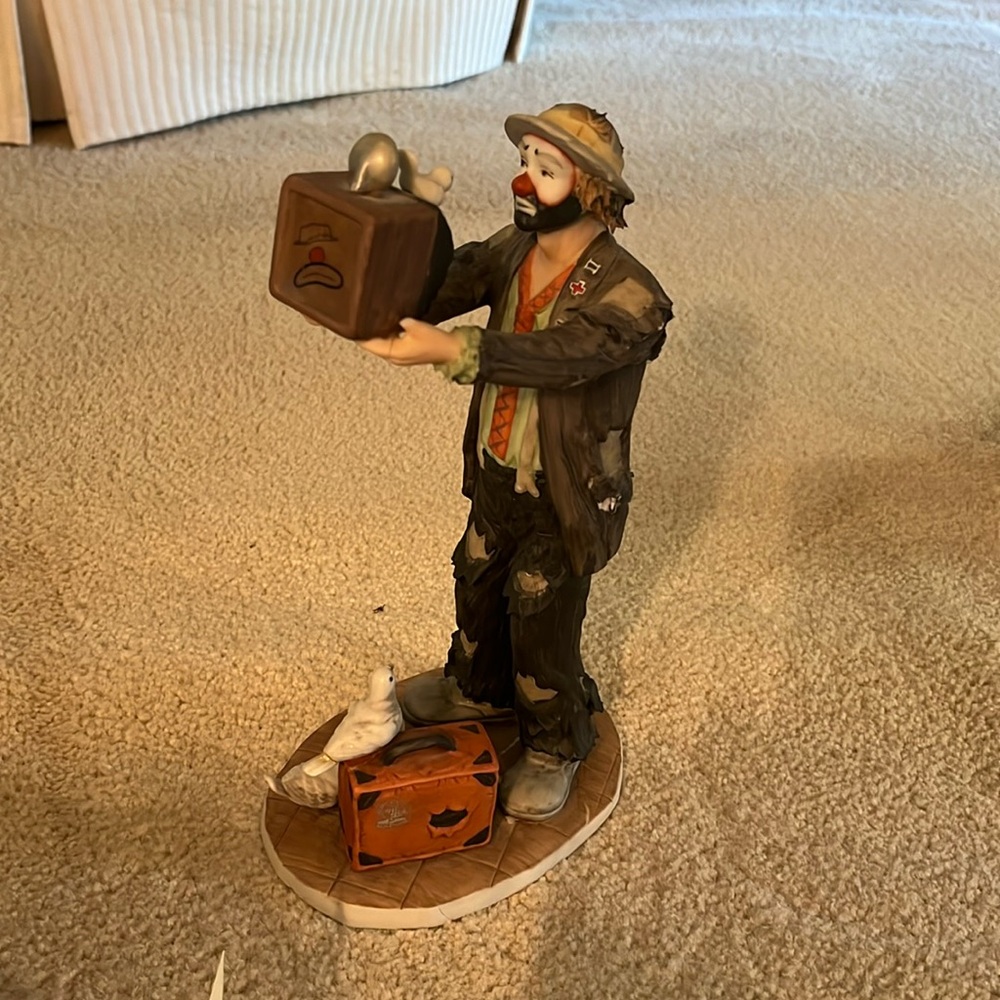 BIG SALE NOW !! Emmett Kelly, Jr. Watch the birdie statue. 2447 out of 9550.